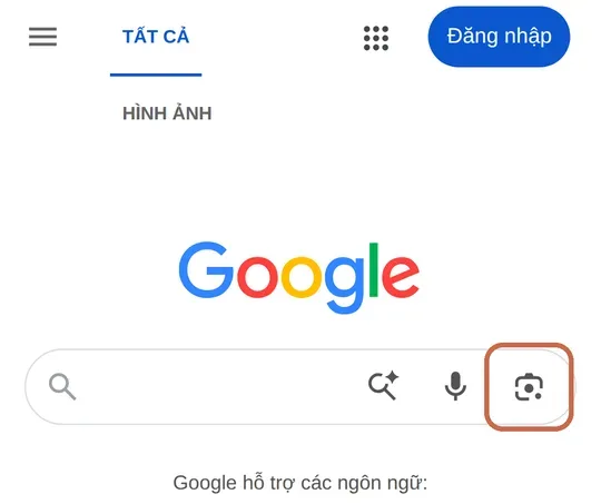 Trang google.com trên điện thoại: biểu tượng máy ảnh (Tìm kiếm bằng ảnh hoặc máy ảnh — Google Lens) ở cuối khung tìm kiếm được khoanh; app Google có biểu tượng giống vậy