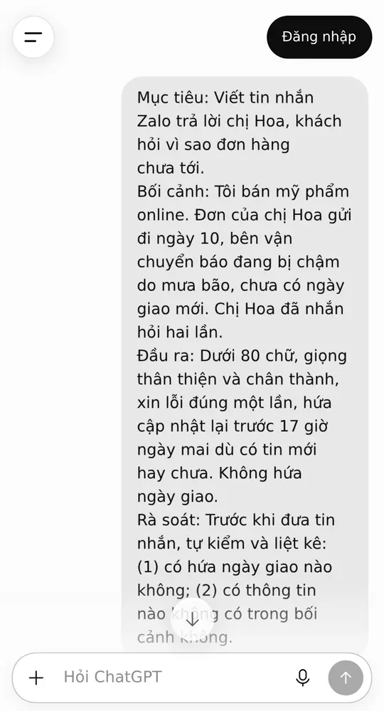 Màn hình ChatGPT trên điện thoại: câu lệnh đủ bốn phần Mục tiêu – Bối cảnh – Đầu ra – Rà soát đã dán vào khung chat