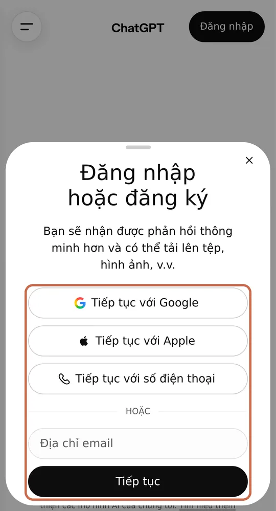 Màn Đăng nhập hoặc đăng ký của ChatGPT: bốn cách được khoanh — Tiếp tục với Google, Apple, số điện thoại, hoặc nhập email rồi bấm Tiếp tục